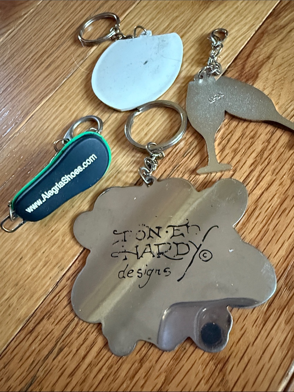 4 keychains - Picture 2 of 2